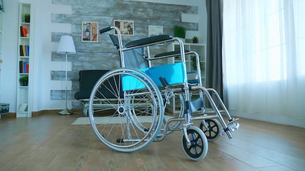 Foto gratuita silla de ruedas para pacientes discapacitados en habitación vacía