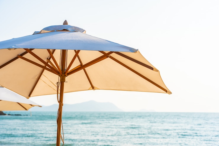 Foto gratuito silla sombrilla y salón en la hermosa playa mar océano en el cielo