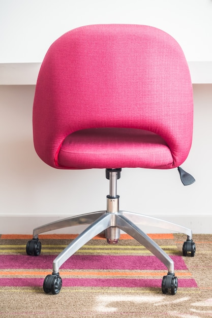 silla de trabajo de color rosa