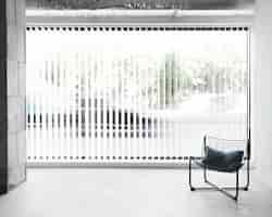 Foto gratuita silla de trabajo vista frontal junto a la ventana