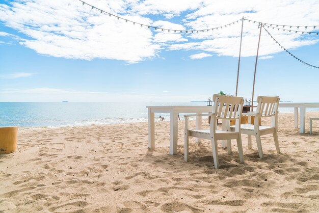 Sillas blancas y mesa en la playa