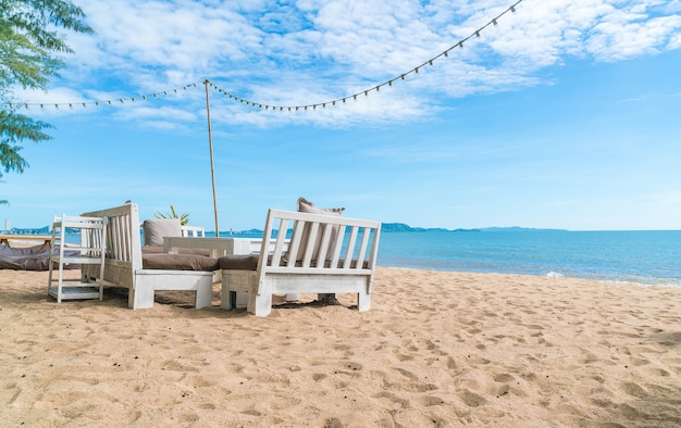 Sillas blancas y mesa en la playa