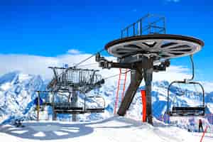 Foto gratuita sillas de elevación de esquí en el brillante día de invierno