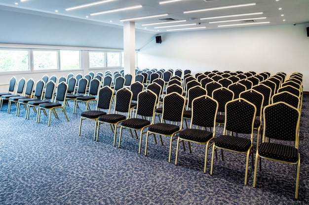 Sillas en fila en el salón de congresos sin gente