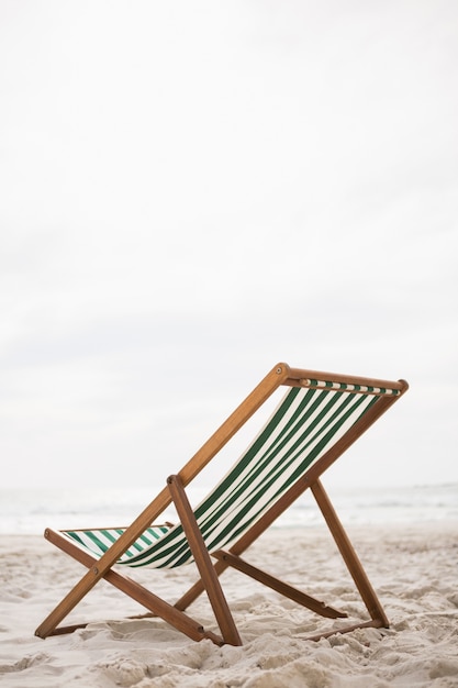 Sillas de playa en playa de arena tropical