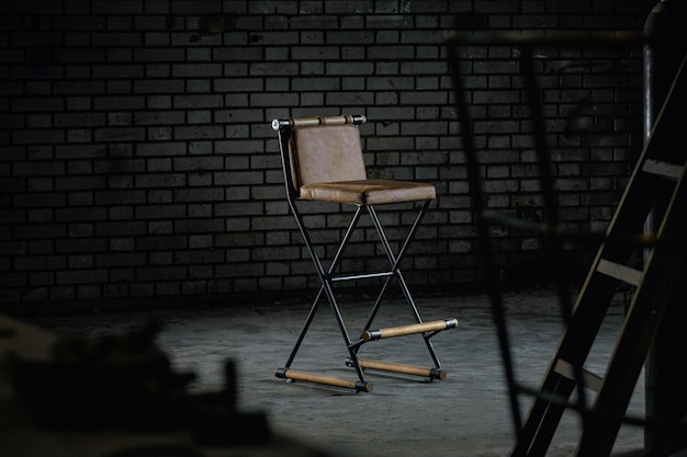 Sillón de peluquero de madera simple en un estudio bajo las luces