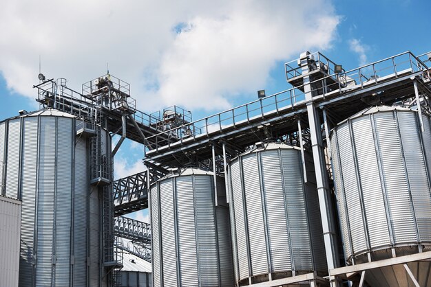 Silos agrícolas. Exterior del edificio.