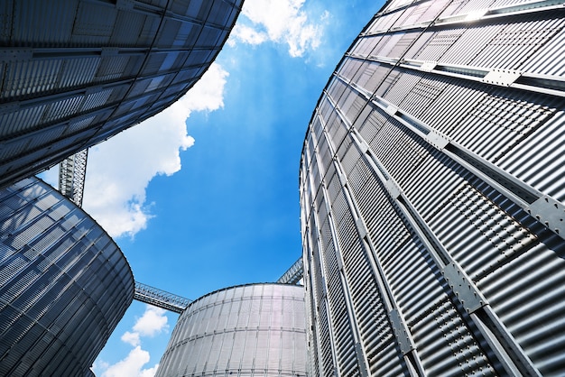 Foto gratuita silos agrícolas. exterior del edificio.