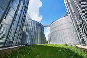 Foto gratuita silos agrícolas. exterior del edificio.