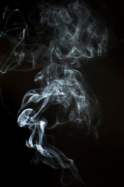 Silueta abstracta de humo sobre fondo negro