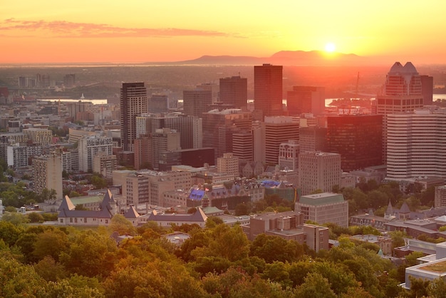 Silueta del amanecer de Montreal vista desde Mont Royal con el horizonte de la ciudad por la mañana