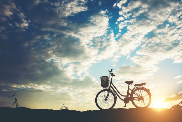 Silueta de aparcamiento de bicicletas en la montaña