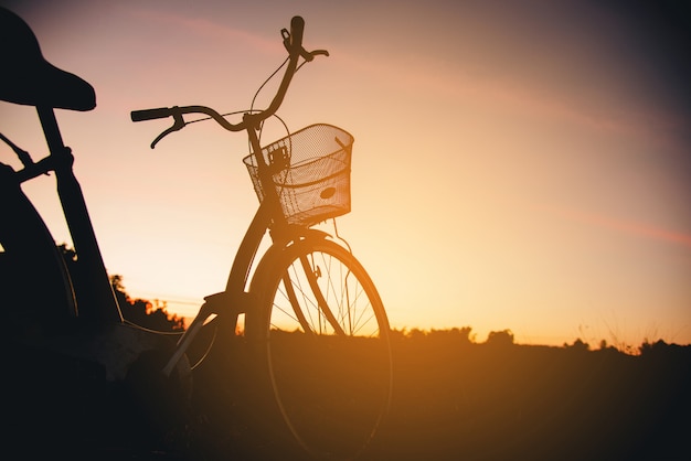 Foto gratuita silueta de bicicleta vintage en la puesta de sol