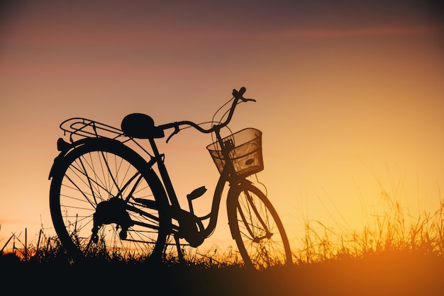 Silueta de bicicleta Vintage en la puesta de sol