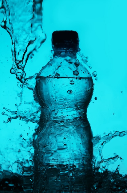 Silueta de botella con salpicaduras de agua