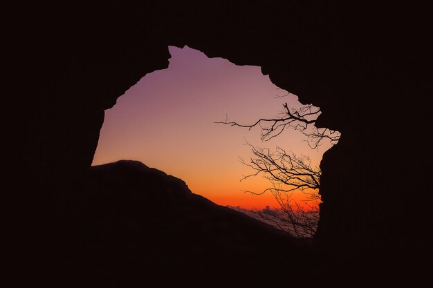 Silueta, de, cueva, durante, ocaso