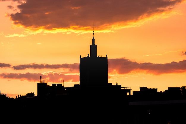 Silueta de edificios con el cielo naranja