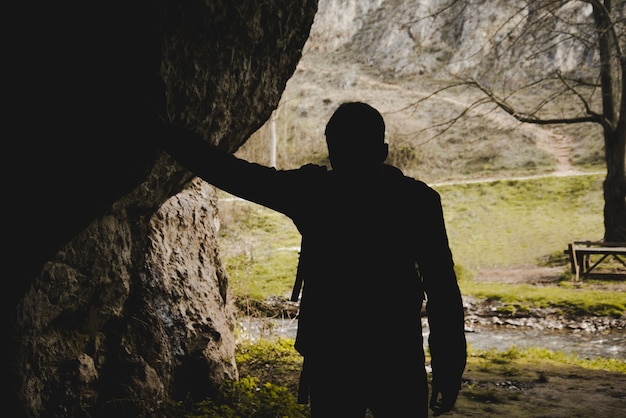 Silueta de excursionista en una cueva