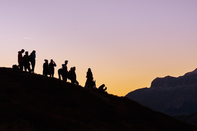 Silueta, de, grupo de personas, en, colina