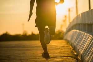 Foto gratis silueta de un hombre joven fitness correr en sunrise