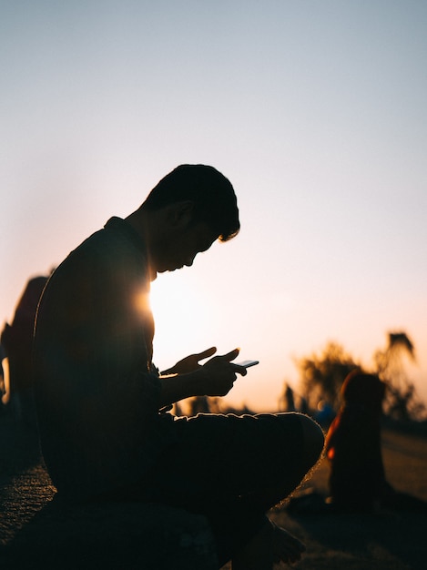 Silueta, de, un, hombre, con, el suyo, teléfono