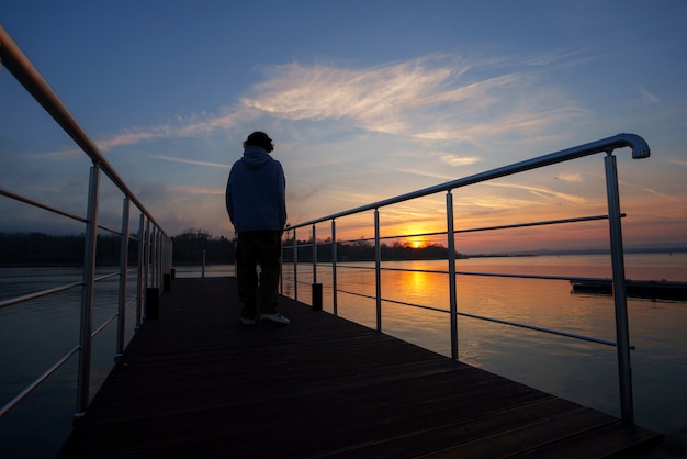 Silueta de hombre de tiro completo al atardecer