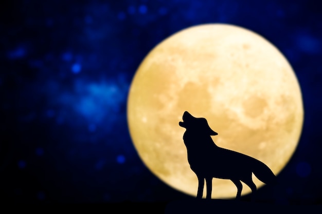 Silueta de lobo aullando sobre una luna llena