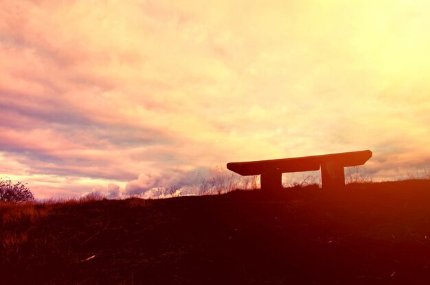 Silueta de mesa de madera al atardecer