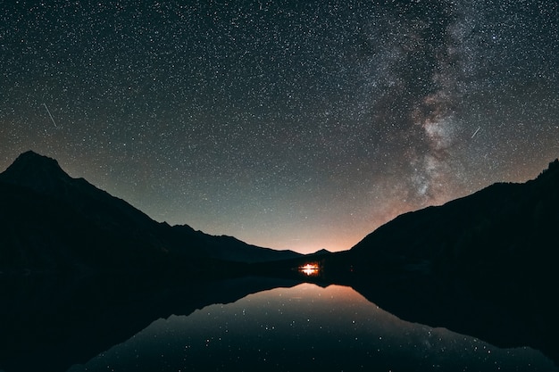 Foto gratuita silueta de montaña y cuerpo de agua tranquila