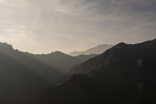 Silueta de montañas con hermosos paisajes de puesta de sol