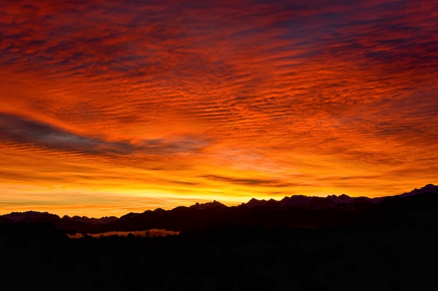 Silueta de montañas durante la hora dorada