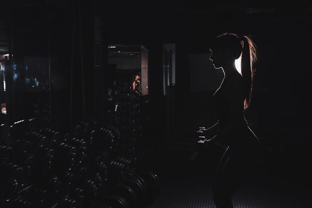 Silueta de mujer en gimnasio