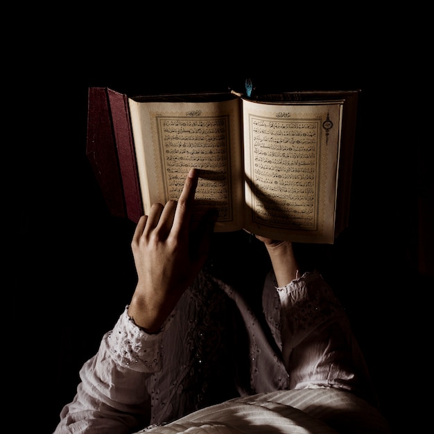 Silueta de mujer leyendo en corán