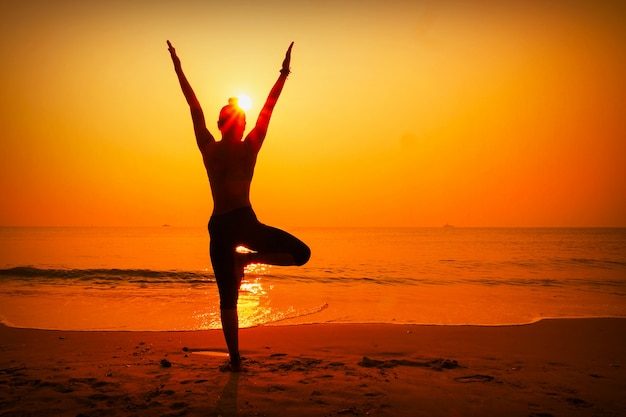 Silueta de mujer con el sol detrás