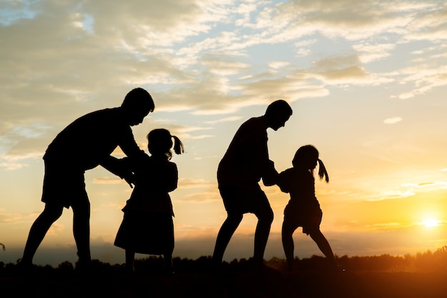 Silueta de niños jugando