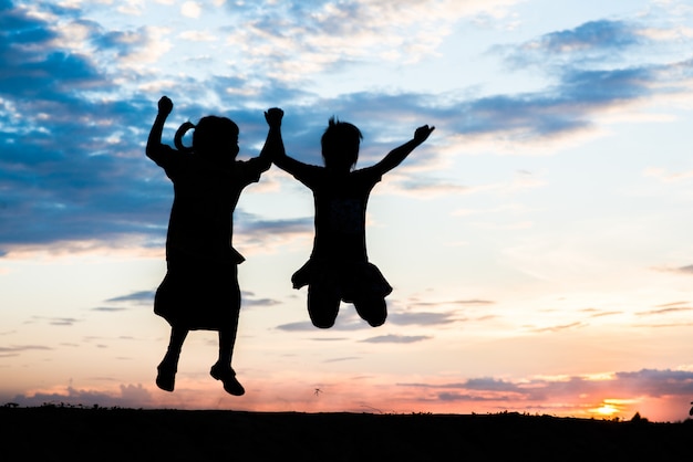 Foto gratuita silueta de niños jugando