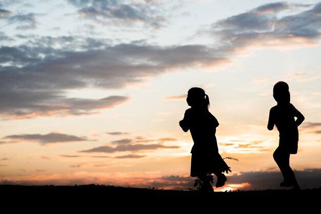 Silueta de niños jugando