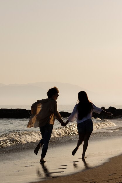 Silueta de novio junto al mar