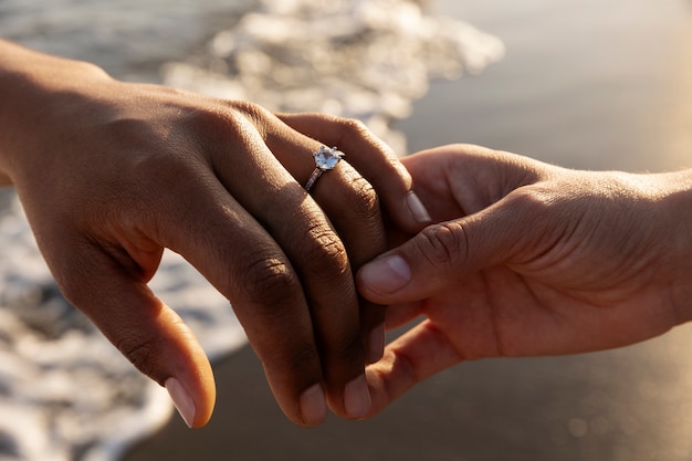 Foto gratuita silueta de novio junto al mar