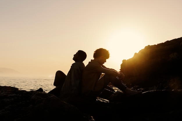 Foto gratuita silueta de novio junto al mar