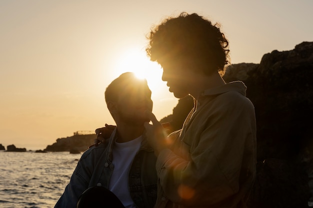 Silueta de novio junto al mar