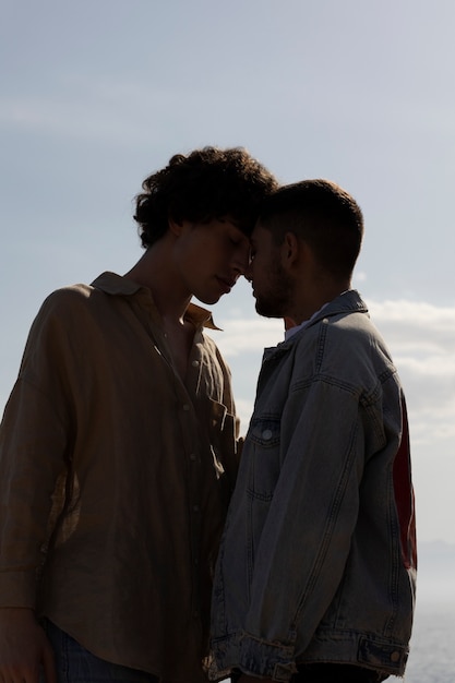 Foto gratuita silueta de novio junto al mar