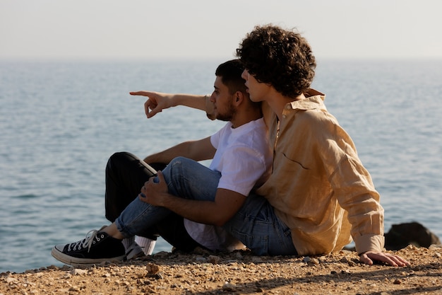 Silueta de novio junto al mar