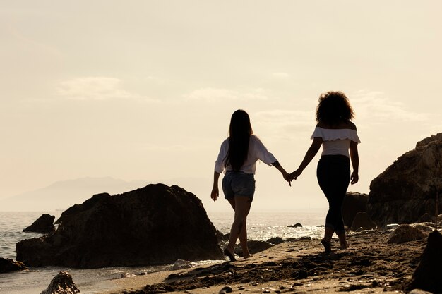 Silueta de novio junto al mar