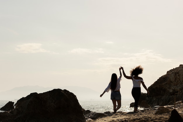 Silueta de novio junto al mar