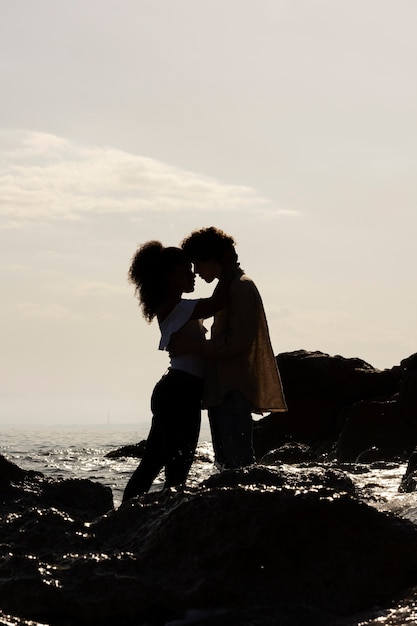 Foto gratuita silueta de novio junto al mar