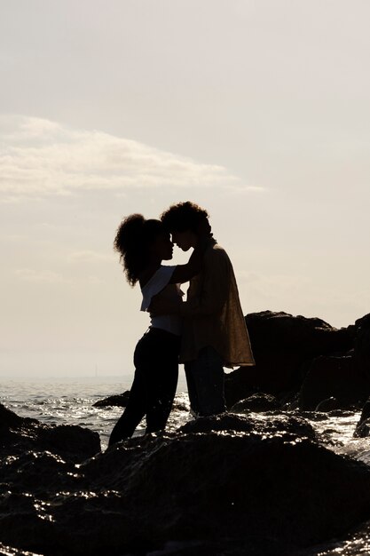 Silueta de novio junto al mar