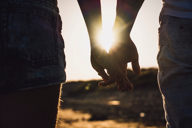 Foto gratuita silueta de pareja cogiendose las manos