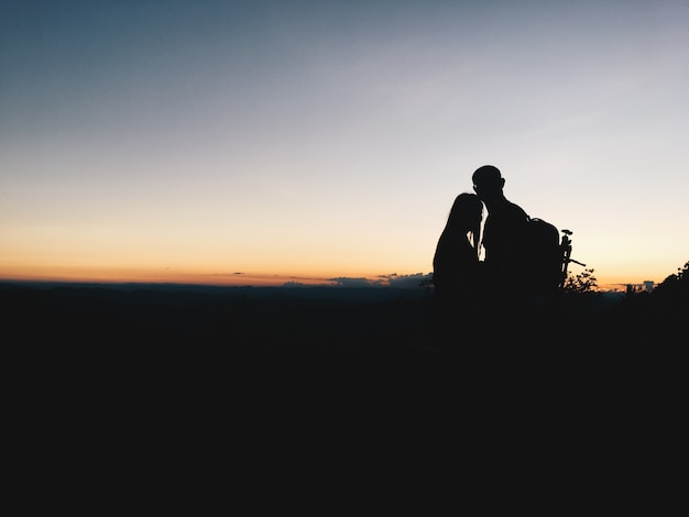 Silueta pareja en la montaña