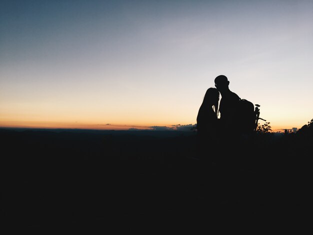 Silueta pareja en la montaña